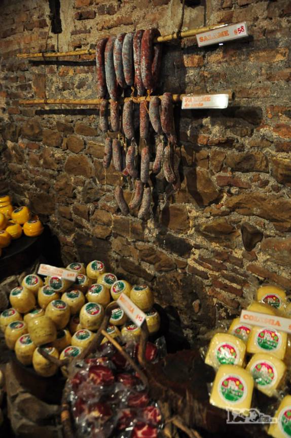 Venda de queijos e embutidos no El Sotano de Los Quesos, um charmoso restaurante/armazem em Colón, na Argentina